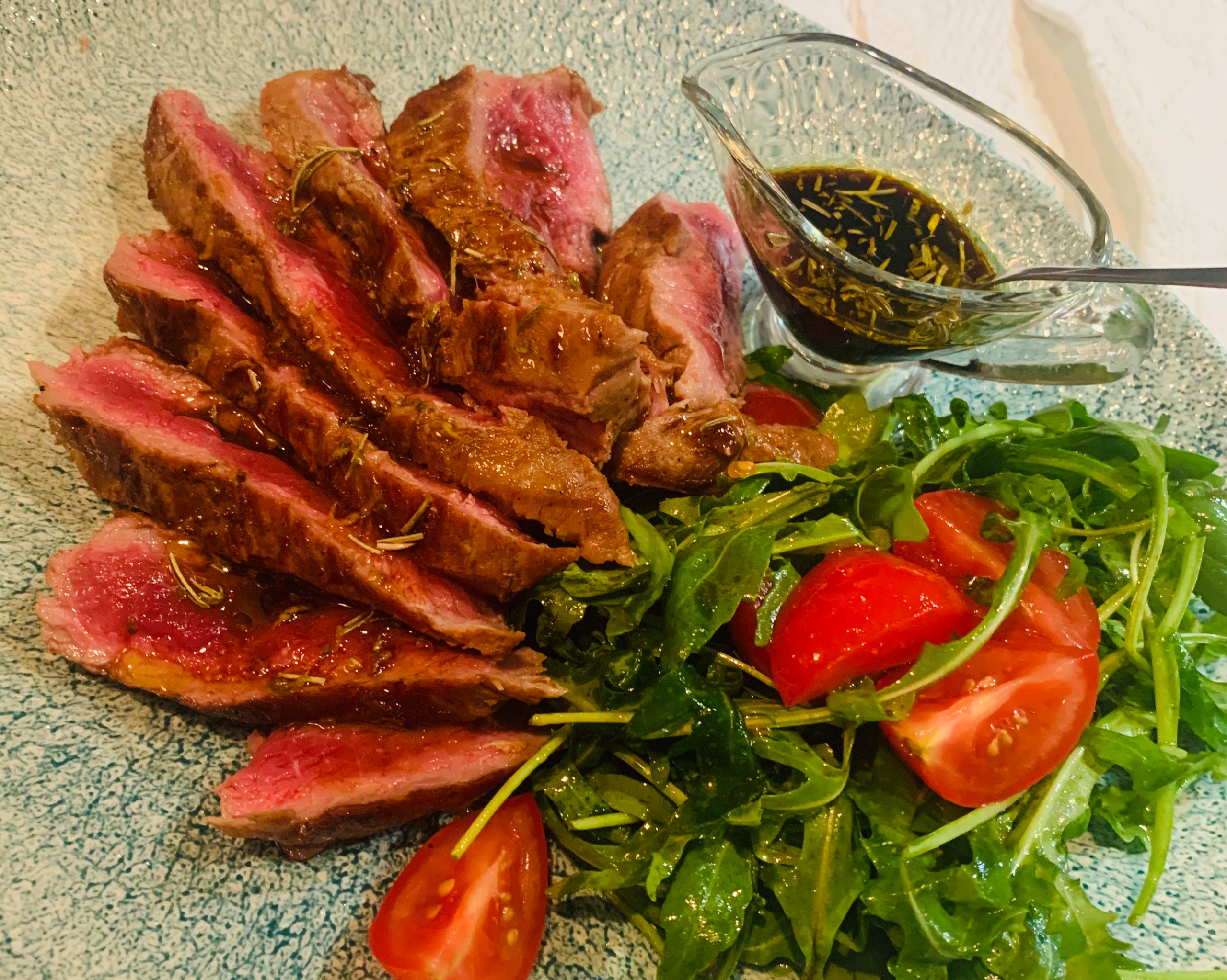 Sočan biftek sa svežom rukolom i cherry paradajzom